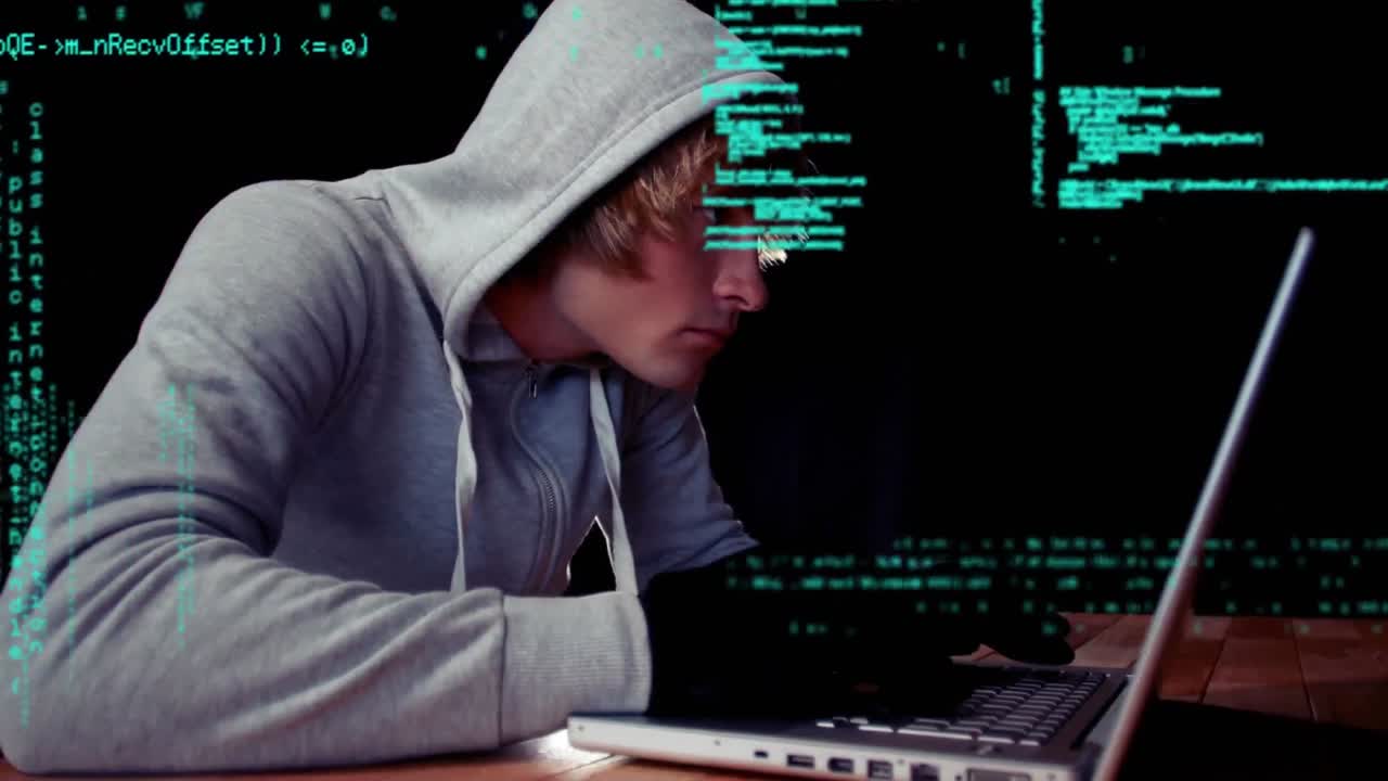hacker en su computadora portátil
