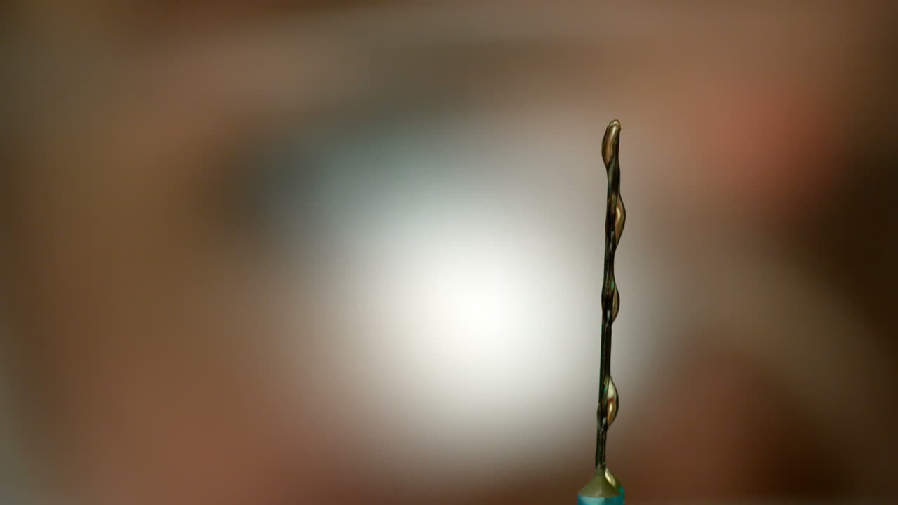 과학자가 화학물질의 주사기를 근접적으로 분사하고 있습니다.