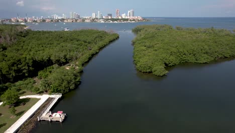 lago lamar virginia key florida con el horizonte de la ciudad de miami en el fondo - vista aérea