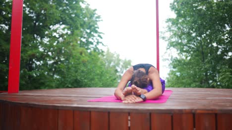 mujer practicando yoga al aire libre