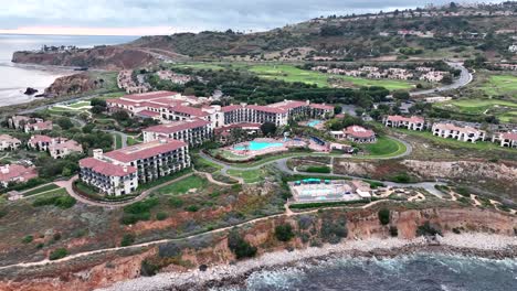 Aerial-view-rising-above-Terranea-luxury-coastal-resort-Rancho-Palos-Verdes,-California