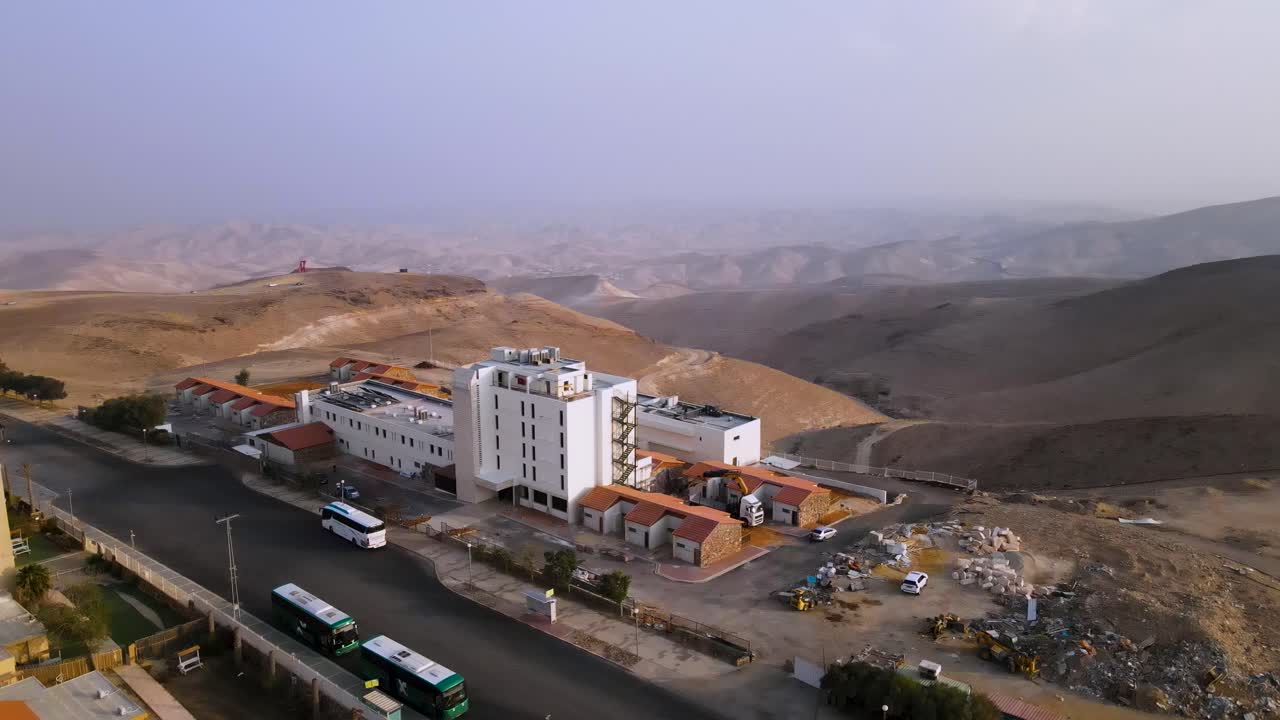 un hotel en el desierto