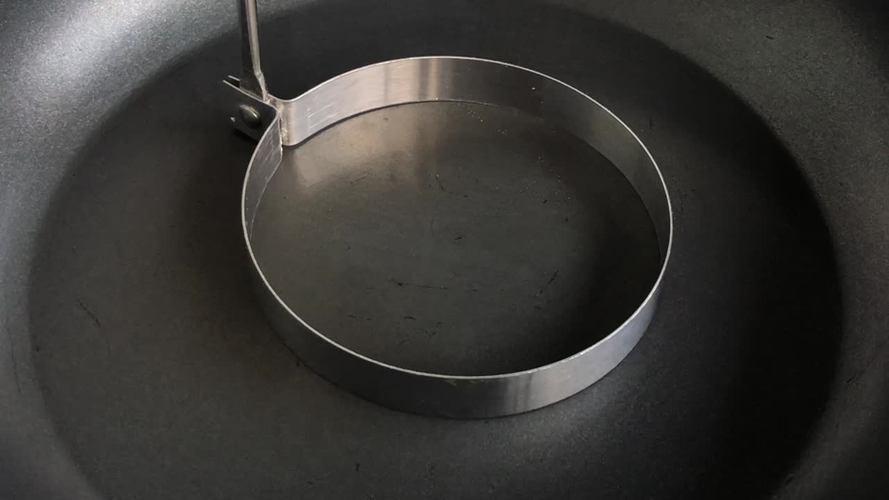 철로 은 비에 버터를 가열하고 녹이는 것. 아침 식사를 요리하는 것. 팬에 버터는 소음과 묻은 보케 배경으로.