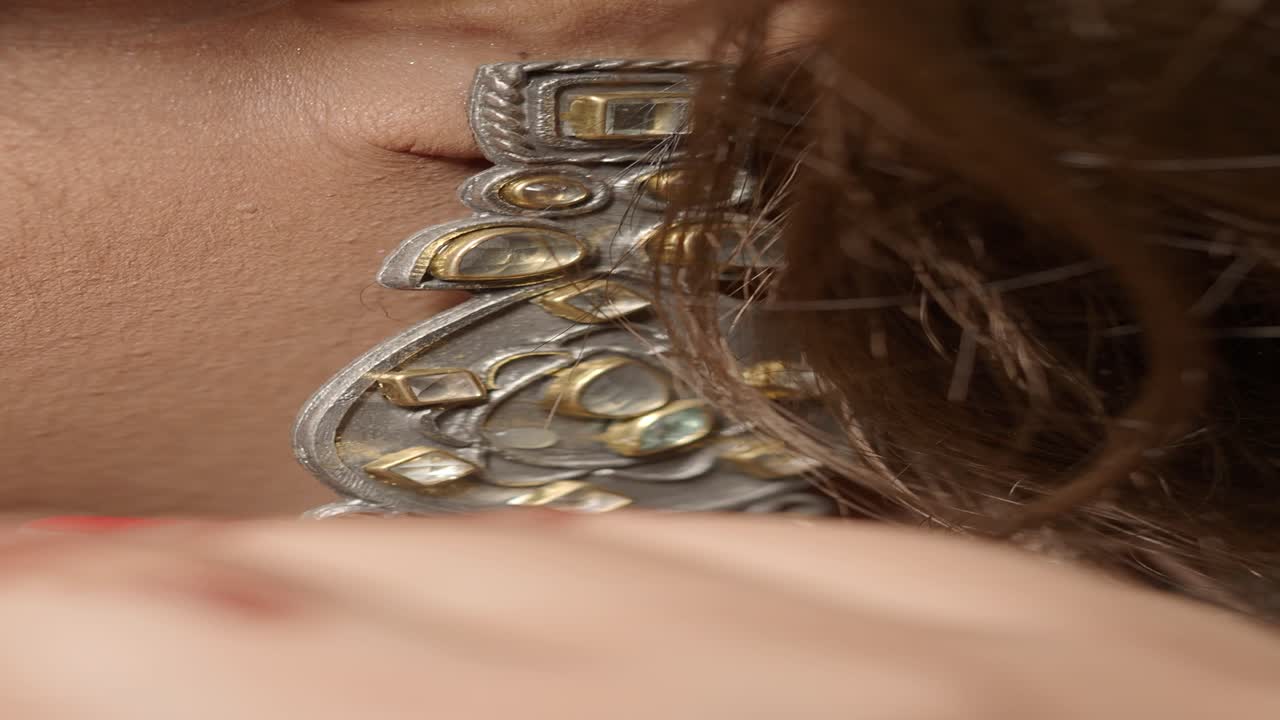 복잡한 인도 귀걸이와 목걸이의 클로즈업