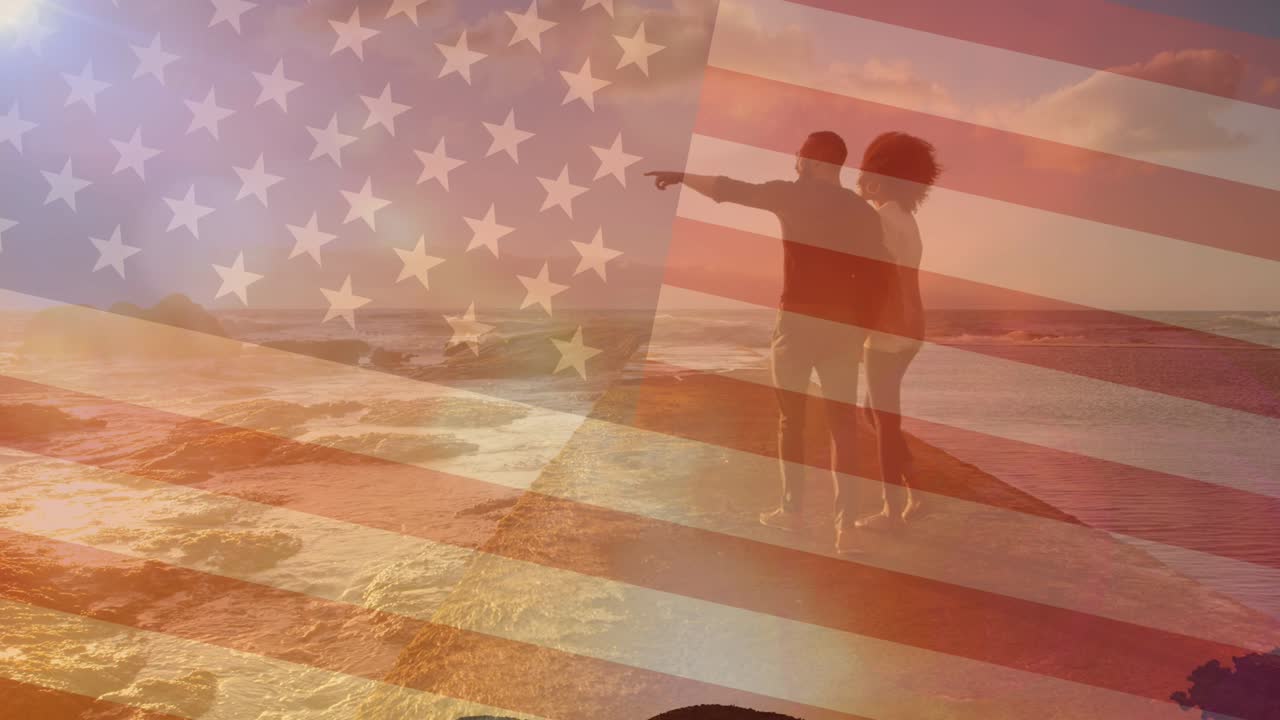 animación de la bandera de los estados unidos de américa sobre una pareja caminando por la playa