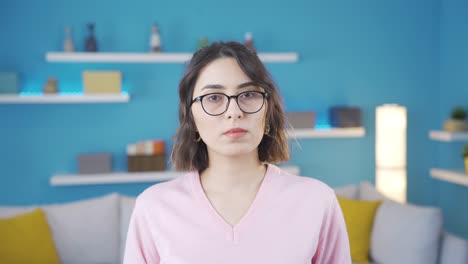 una joven orante le pide ayuda a dios.