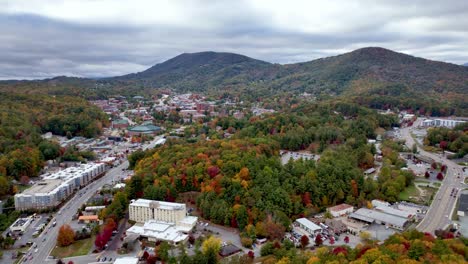 hohe antenne im herbst über dem campus der appalachian state university