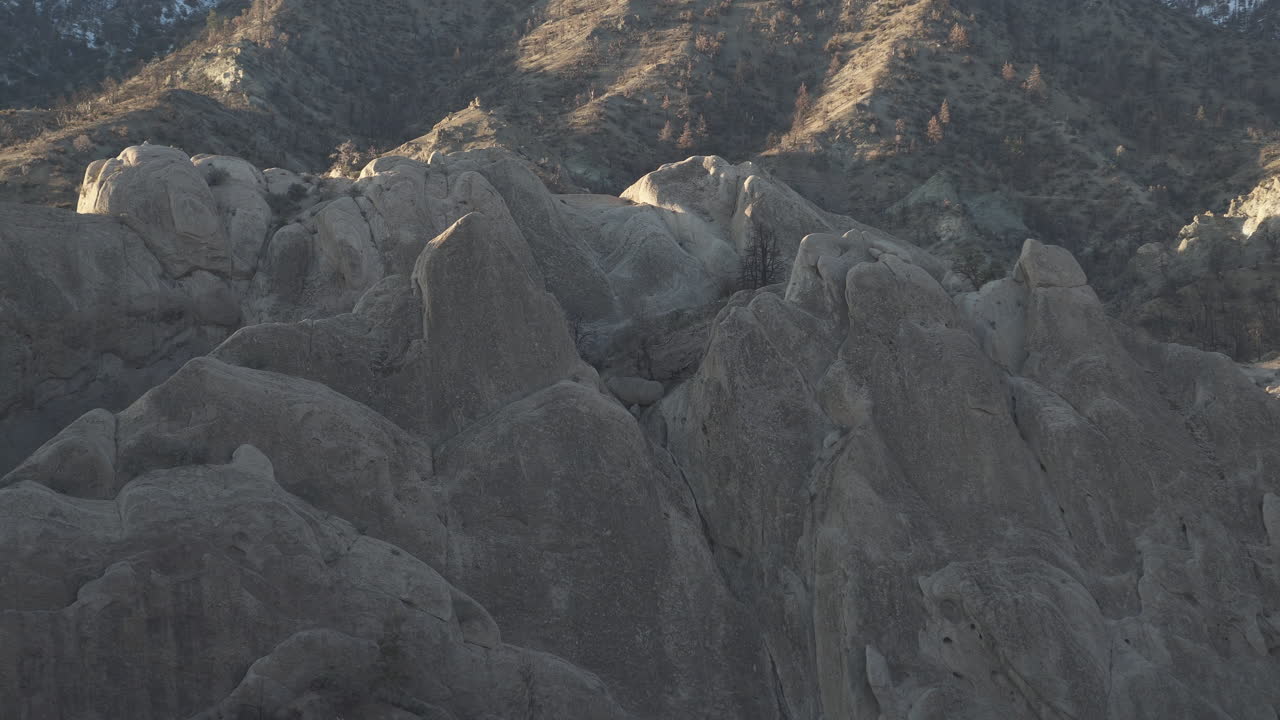 formaciones rocosas en el punchbowl del diablo bajo la luz de la mañana con un telón de fondo de montaña accidentado