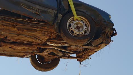 Autowrack-Mit-Kran-Auf-Rädern-In-Die-Luft-Gehoben,-Ansicht-Von-Unten