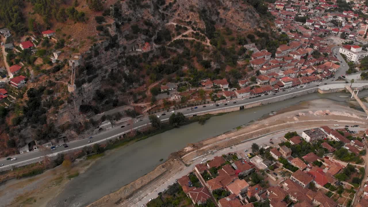 dron aéreo cinemático lento inclinado sobre la hermosa ciudad de berat en albania