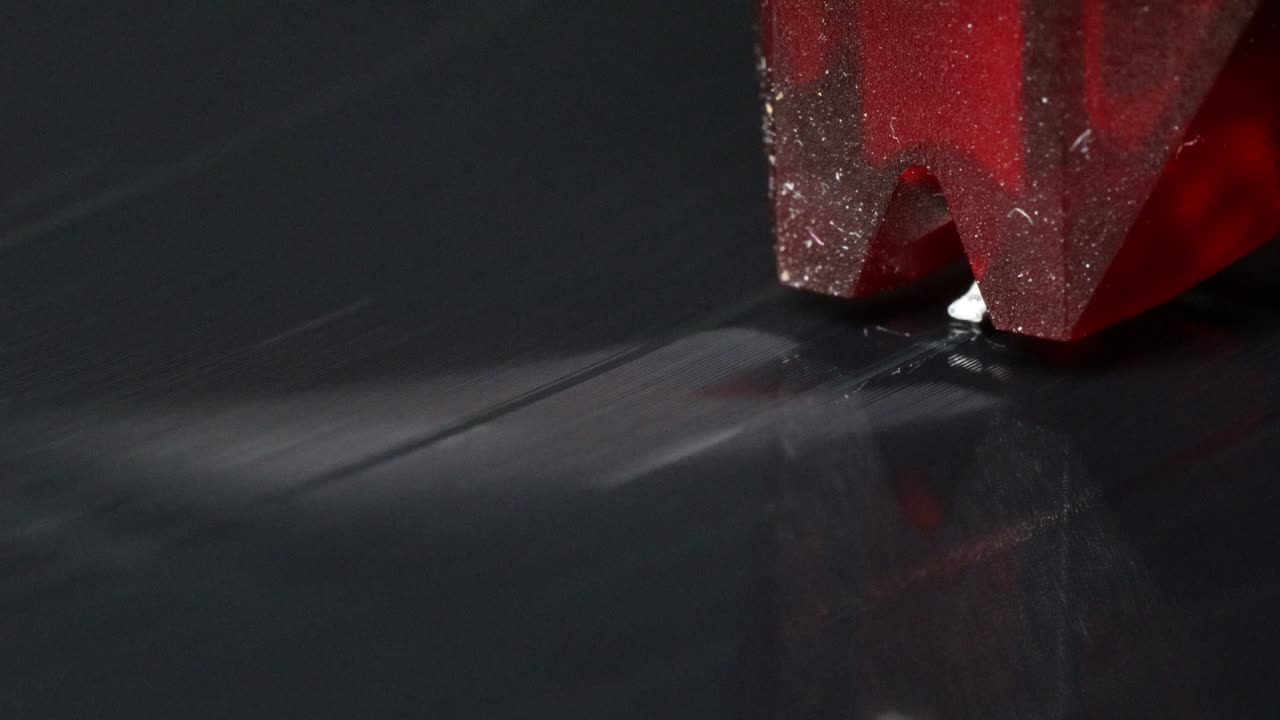 disco de vinilo negro jugando macro de cerca