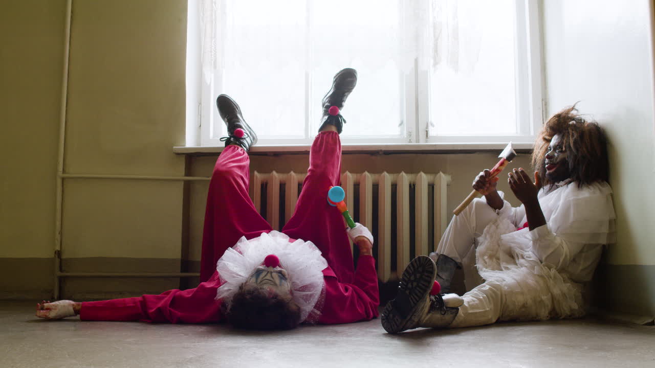 두 명의 조롱거리가 어울리고 있습니다.