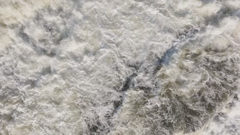 poderosa cascada de agua en el sonido de owen, canadá, tomada desde una perspectiva aérea