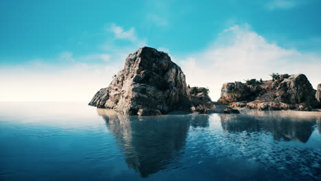 vista de verano de cuevas marinas y acantilados rocosos