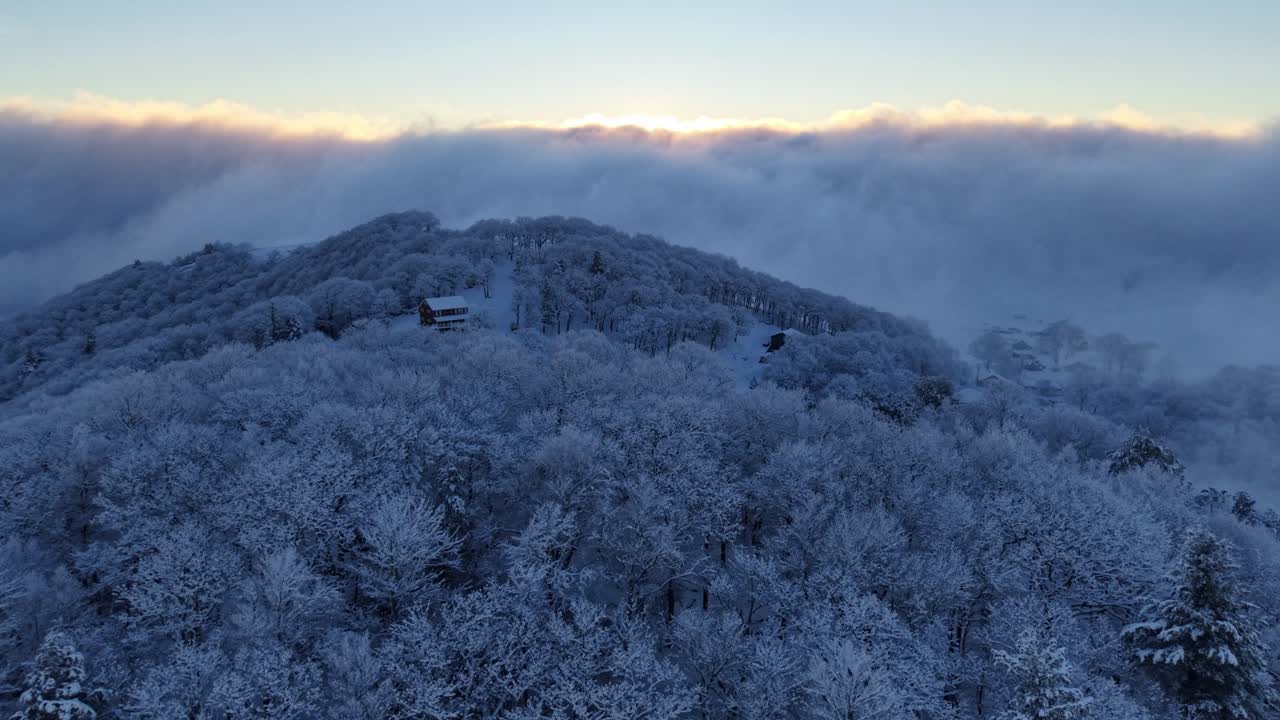 눈이 온 후 노스캐롤라이나주 분 근처의 차가운 겨울 풍경