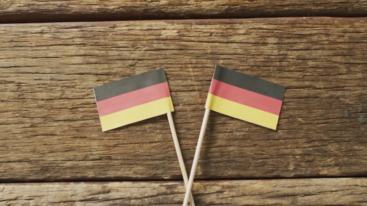 video von deutschen flaggen auf hölzern hintergrund