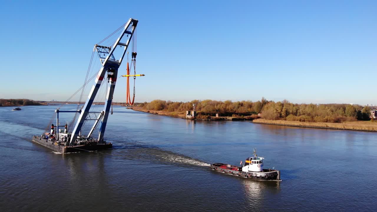 네덜란드 바렌드레흐트의 강에서 예인선과 떠다니는 쉬어레그 항해