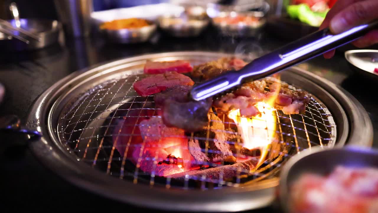 한국 bbq 그릴에서 고기를 는 것