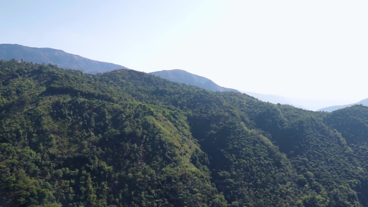 아침 비디오에서 숲과 밝은 하늘로 덮인 안개 낀 산맥은 meghalaya india에서 촬영됩니다.