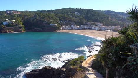 Sa-Riera-Playa-Europea-En-Mediterraneo-España-Casas-Blancas-Mar-En-Calma-Azul-Turquesa-Begur-Costa-Brava-Ibiza