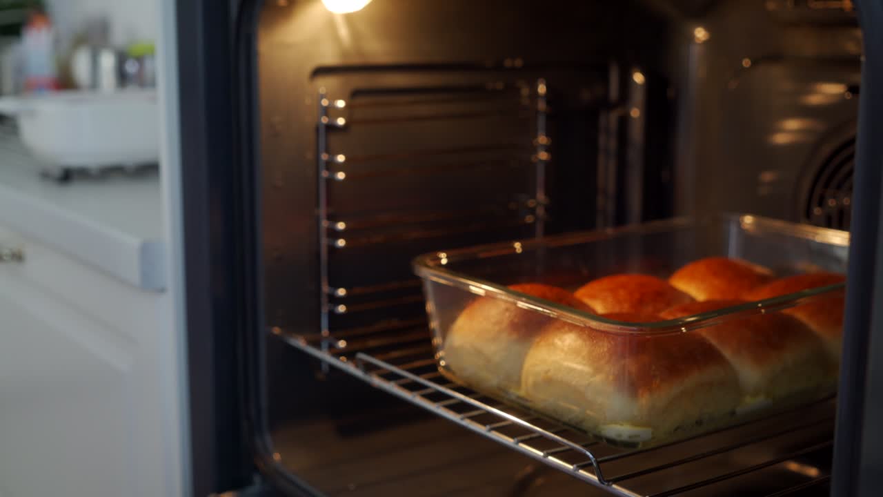 домашние круглые мягкие булочки, выпеченные в духовке