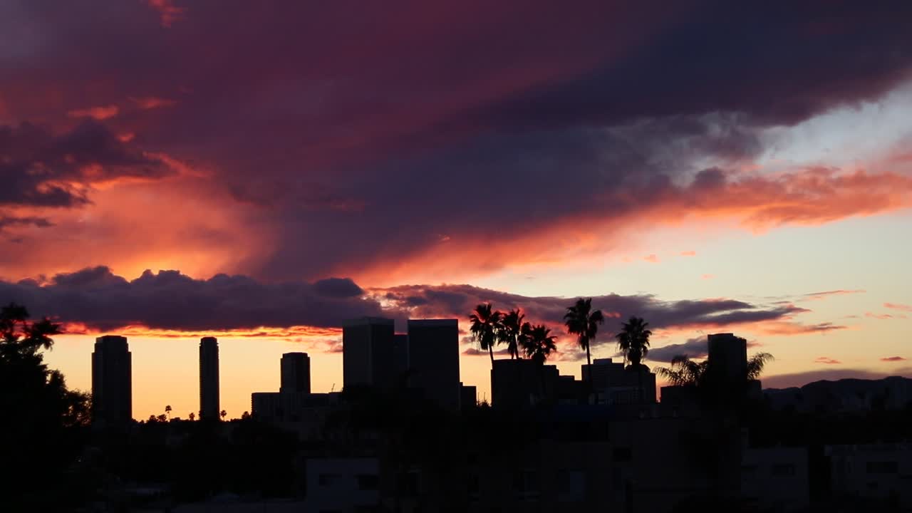 hermoso y colorido lapso de tiempo de edificios en westwood, los ángeles durante una puesta de sol nublada