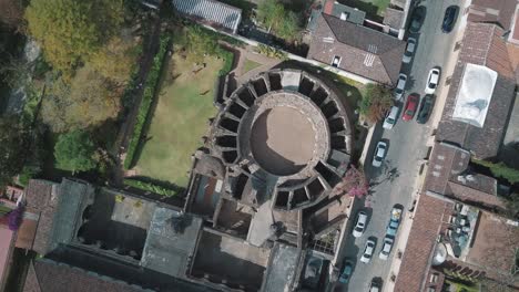 drohnenantenne der wunderschönen historischen kolonialarchitektur von antigua, guatemala – vogelperspektive, perspektivische ansicht von oben