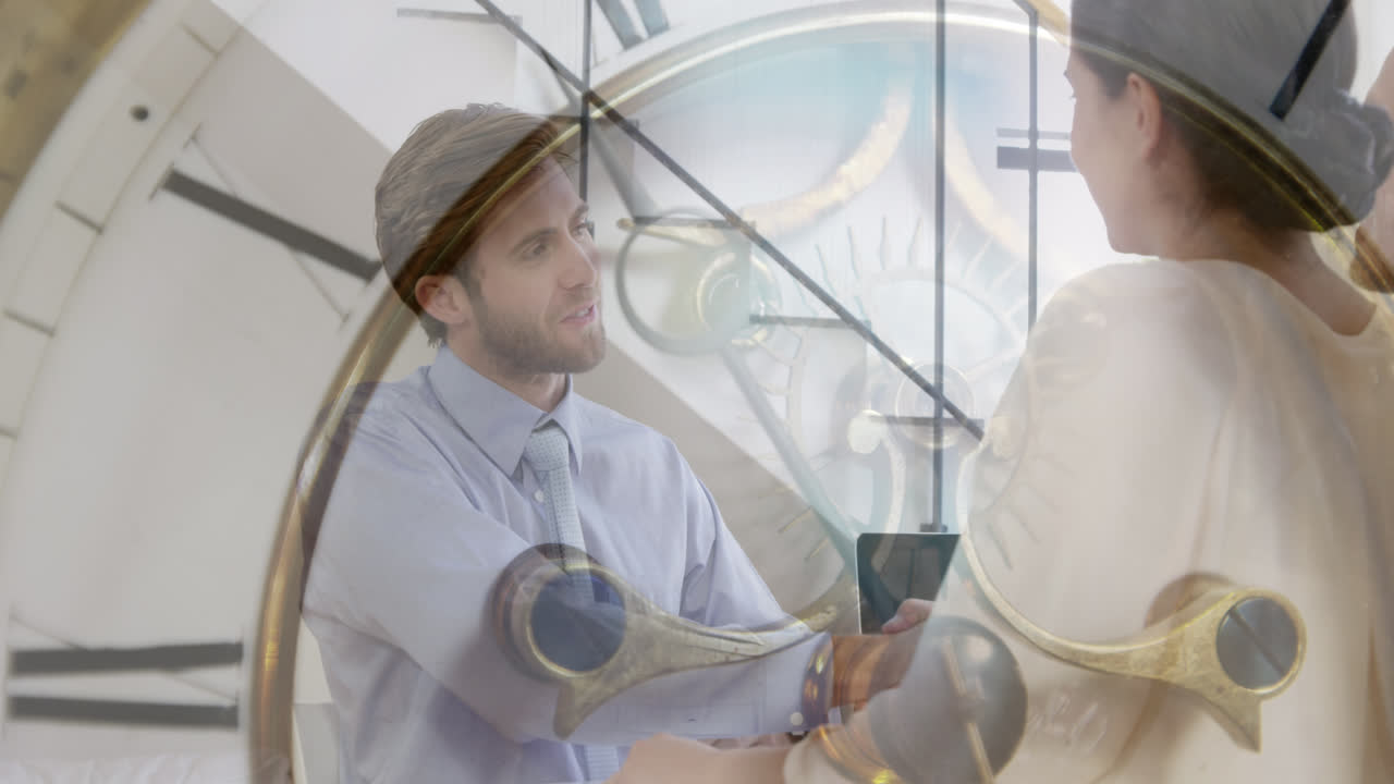 анимация часов над различными деловыми людьми, разговаривающими