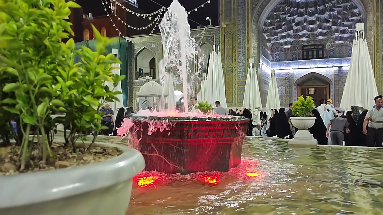 Fonte Iluminada no Pátio de uma Mesquita à Noite