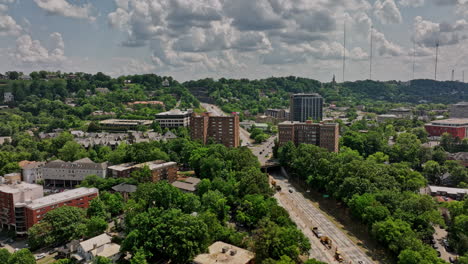 Birmingham-Alabama-Aerial-V29-Filmischer-Drohnenüberflug-über-Das-Viertel-Highland-Park-Mit-Aufnahme-Des-Red-Mountain-Expressway-Und-Des-Interstate-Highway-Verkehrs-–-Aufgenommen-Mit-Mavic-3-Cine-–-Mai-2022