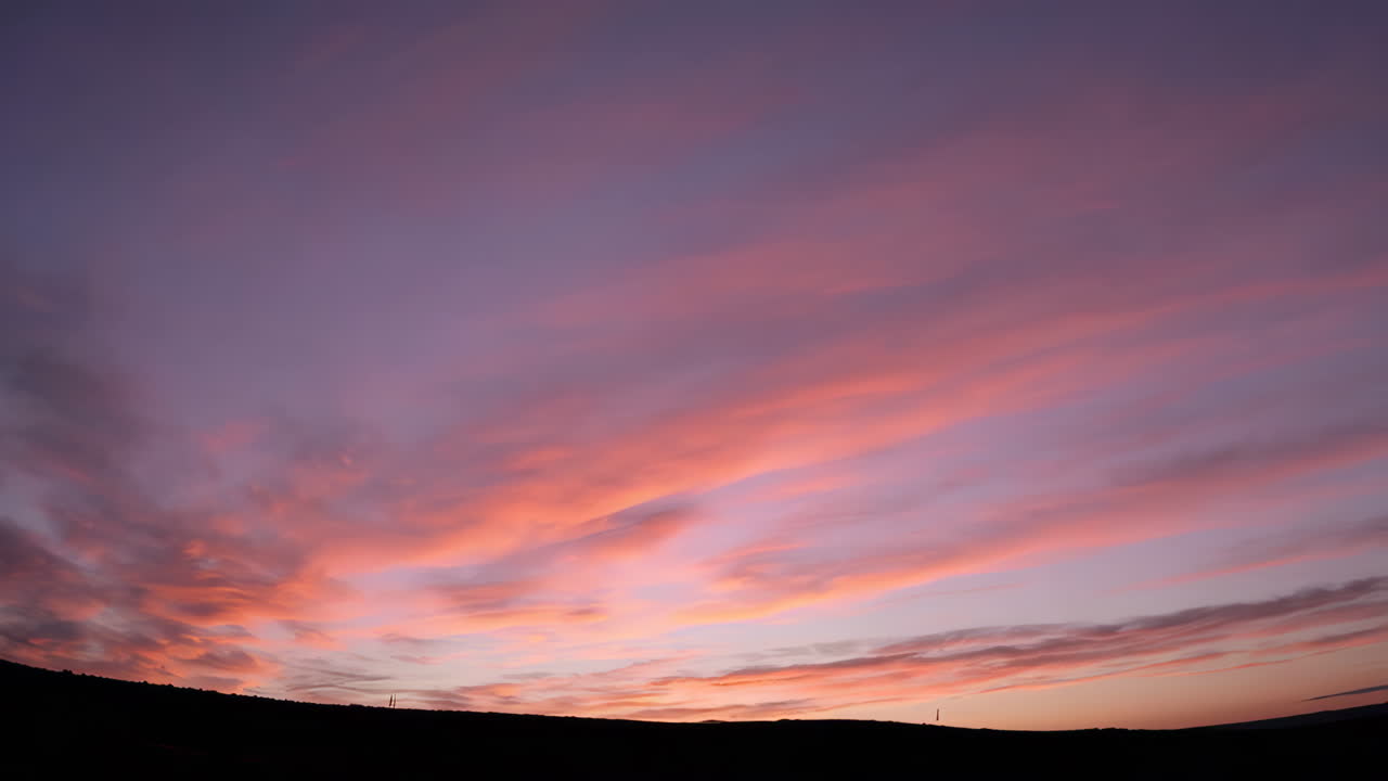 구름 이 있는 해 가 지는 하늘