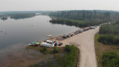 Video-De-Drones-De-4k-De-Surfistas-De-Remo-Y-Kayakistas-En-El-Lago-Cushman-En-Fairbanks,-Ak-Durante-El-Día-De-Verano