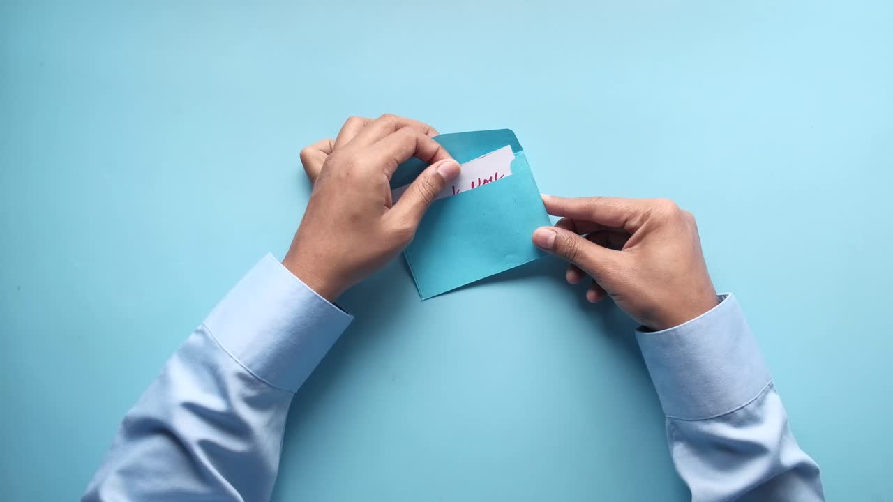 persona que abre una nota de agradecimiento