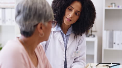 Mujer-Mayor,-Charla-Médica-Y-Consulta-Médica