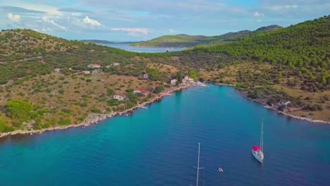 impresionantes islas croatas con hermosas aguas y verdes bosques y prados