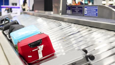 airport baggage claim conveyor belt