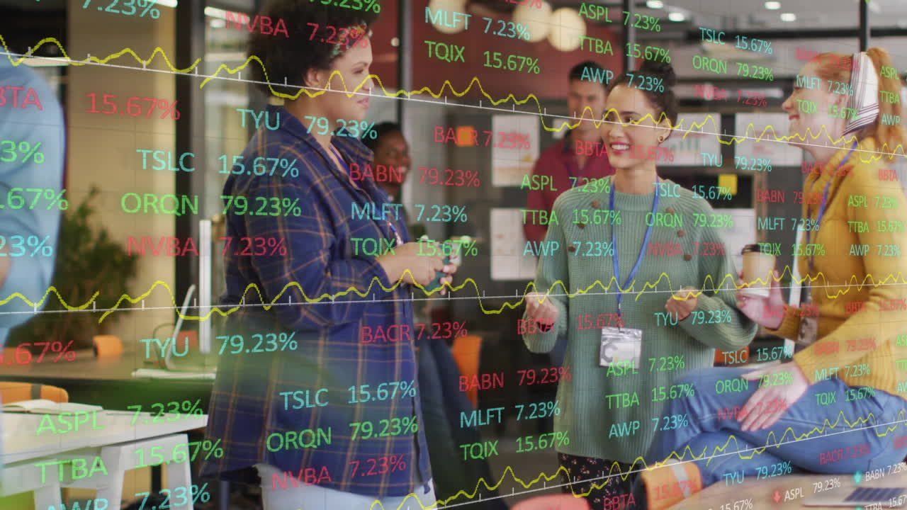 анимация данных фондового рынка над различными коллегами-женщинами, пьющими кофе и разговаривающими в офисе.