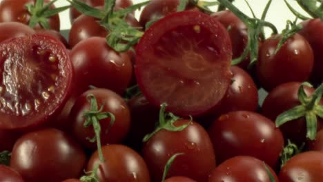primer plano y disparo detallado de un montón de tomates frescos