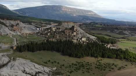 Aerial-view-traveling-in-towards-the-abandoned-town-of-Esco-in-the-province-of-Aragon,-Spain