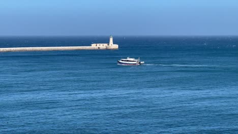 El-Ferry-De-Pasajeros-Pasa-Por-El-Majestuoso-St.