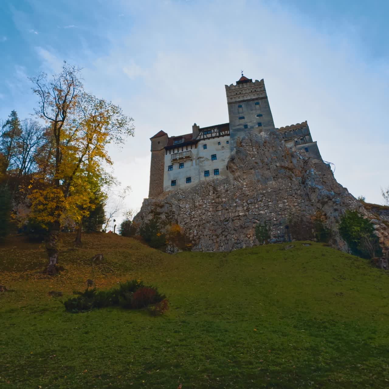 Vista dello splendido castello medievale in cima alla collina. Castello rumeno di Bran del conte Dracula in autunno. Angolazione dal basso
