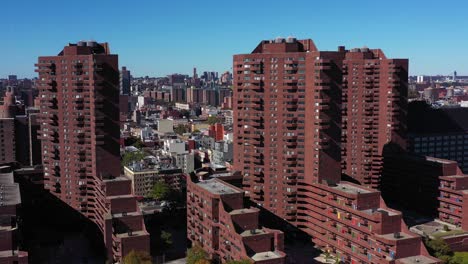 Nice-pullback-elevating-drone-shot-of-apartment-highrise-buildings-in-Harlem,-Manhattan,-NYC