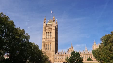 --Cámara-Del-Parlamento-De-Westminster-En-Londres---Reino-Unido---Resolución-De-4096x2160---Bandera-Union-Jack