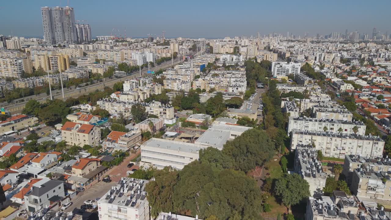 Paesaggio urbano di Holon dall'alto che cattura la tipica disposizione dei quartieri residenziali con file di appartamenti e sistema di tetti con tegole rosse