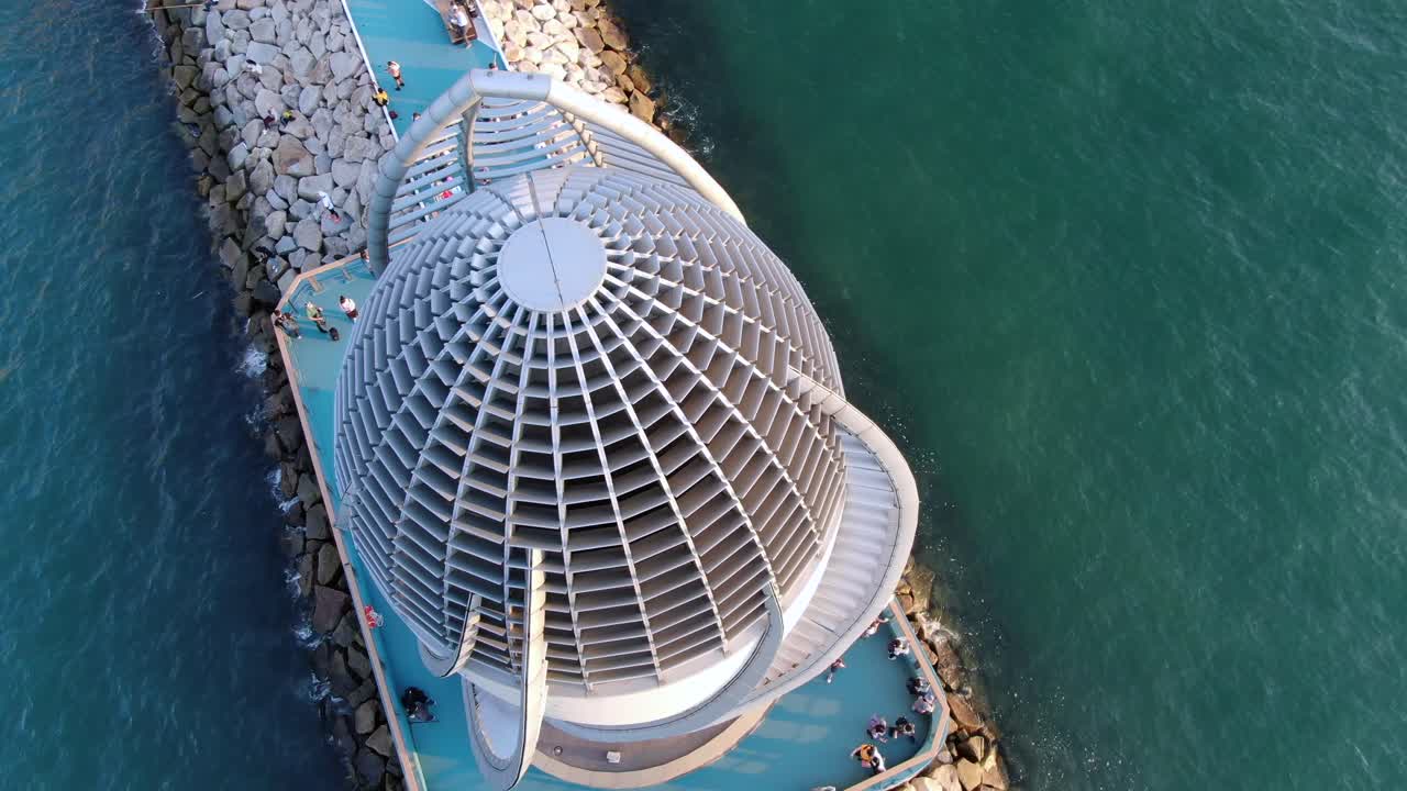 홍콩 코즈웨이 베이에 있는 중앙 완차이 바이패스 이스트 벤트 샤프트가 있는 방파제 위를 걷는 사람들