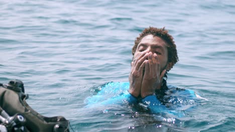 retrato de un buzo voluntario conservacionista marino después de una inmersión en alta mar en kenia