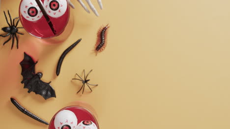 video de bebidas y decoraciones de halloween con espacio de copia en fondo amarillo