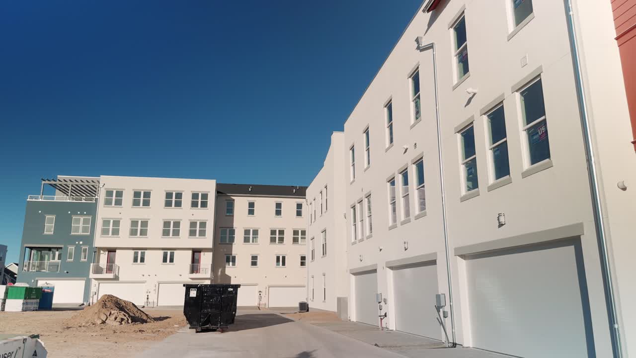 Cortile pulito di un complesso residenziale con garage ed edifici multipiano completati.