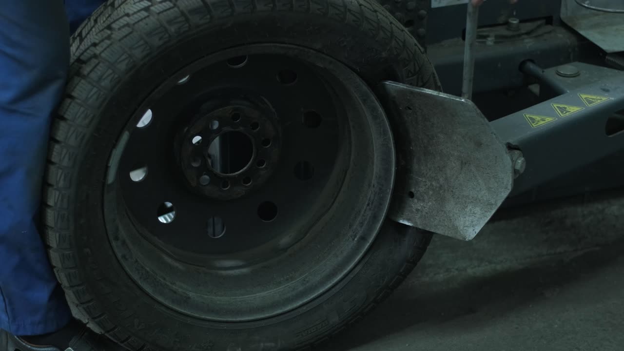 instalación profesional de neumáticos en un servicio de automóviles