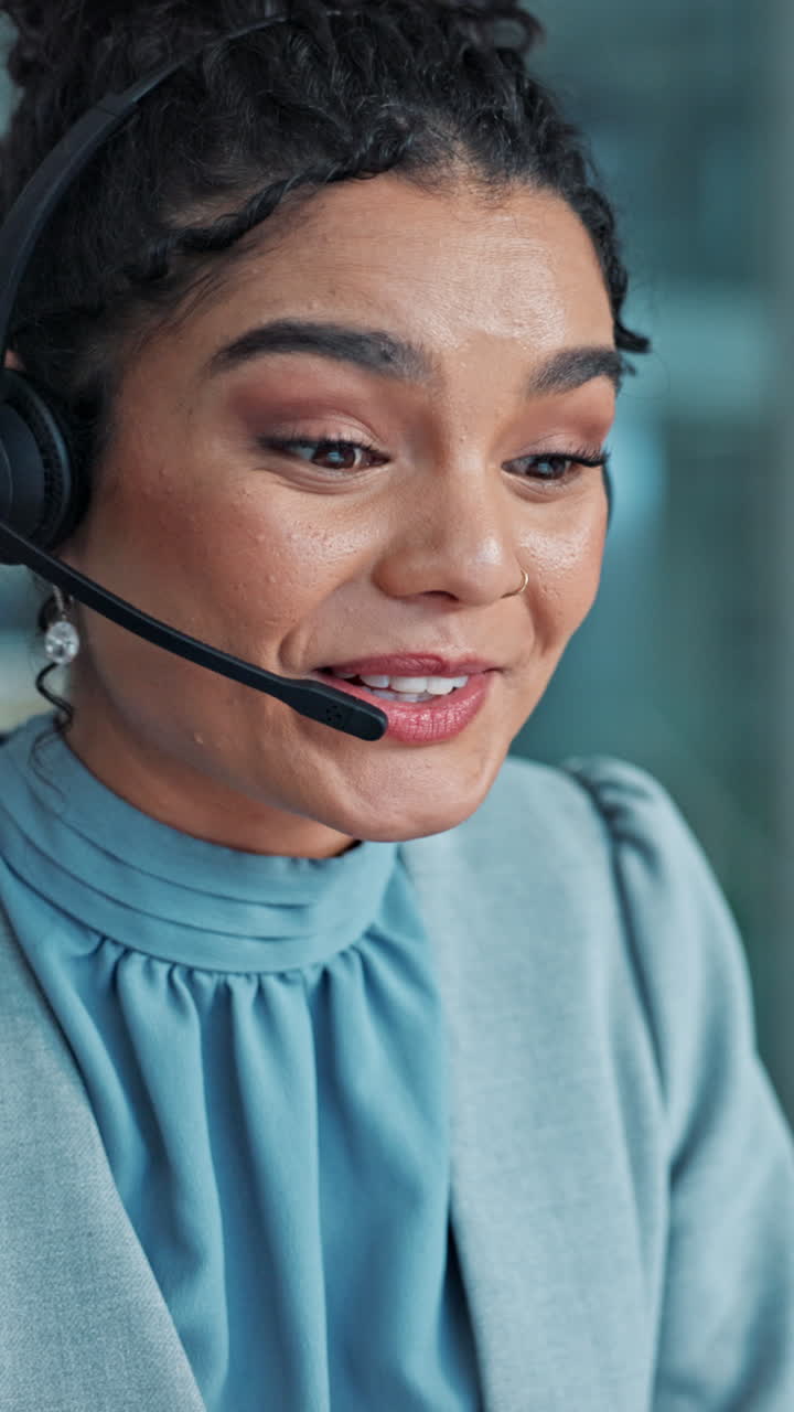 Una donna con cuffie che fornisce assistenza clienti